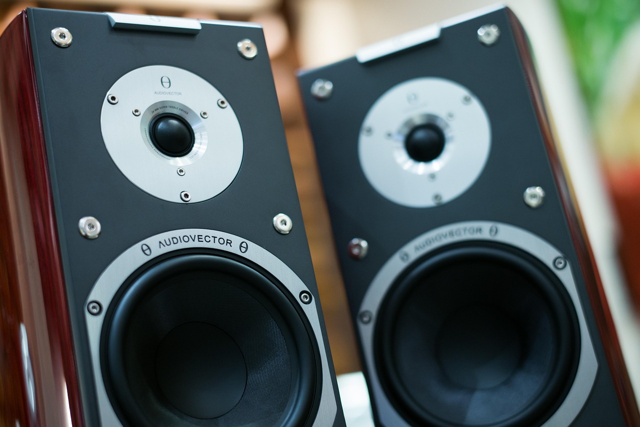 Zwarte speakers en mixer op een kleine setup